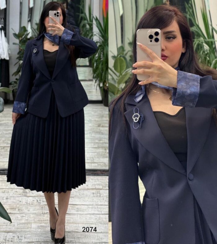 Tailleur Jupe Plissée "Midnight Lace" – Édition Élégance