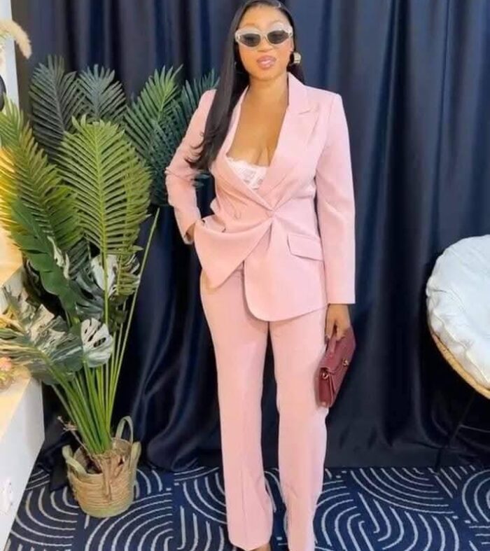 Tailleur Rose Poudré – Veste Croisée & Ceinture Élégante