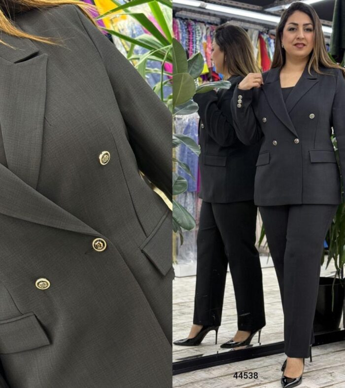 Tailleur Noir Prestige – Blazer Croisé & Détails Dorés
