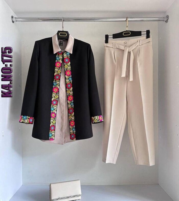 Ensemble chic brodé – Veste noire & pantalon crème ceinturé