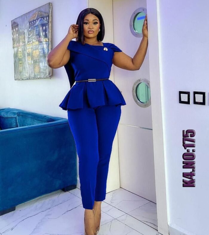 Ensemble tailleur femme royal – Haut péplum asymétrique & pantalon ajusté