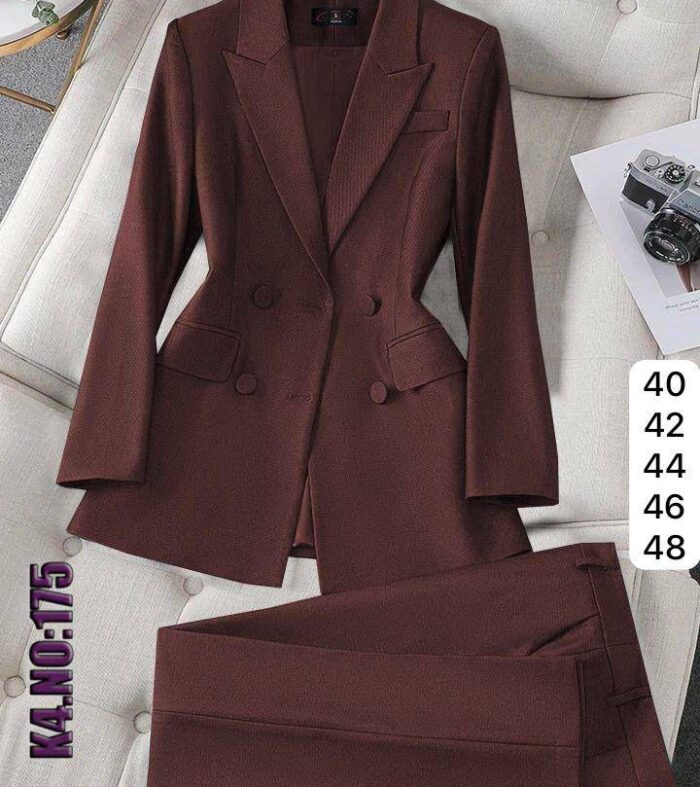 Tailleur femme cintré à double boutonnage – Veste longue & pantalon droit